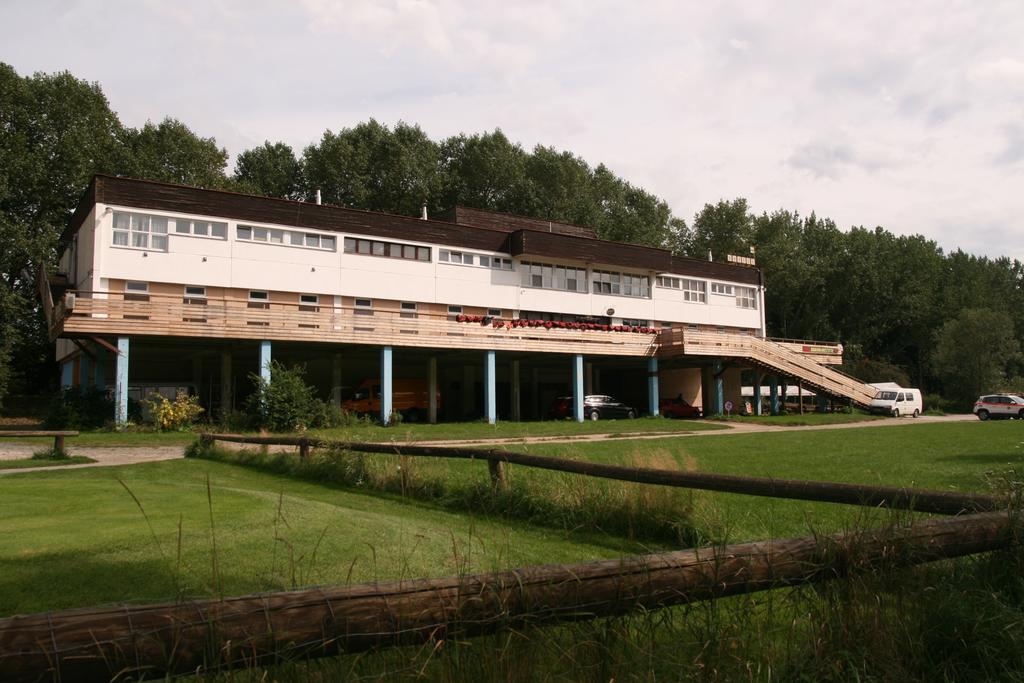 Hostel Boathouse Praga Esterno foto